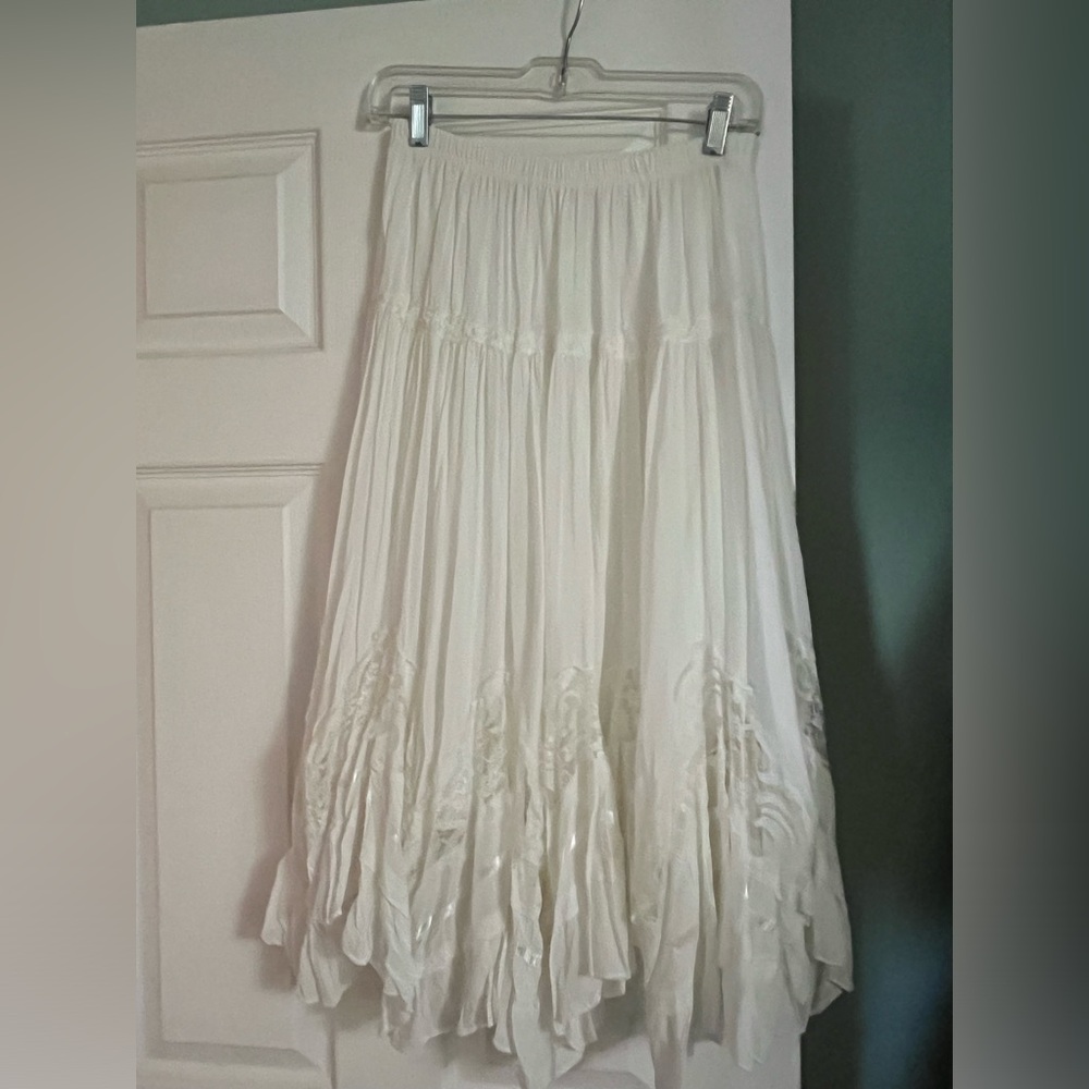 🎉HOST PICK🎉 White handkerchief lace skirt.
